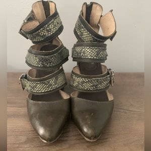 Freebird Jaclyn booties in Olive